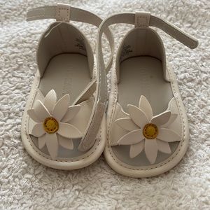 Old Navy Infant Cream Flower Sandals. 0-3 Months. Brand New.